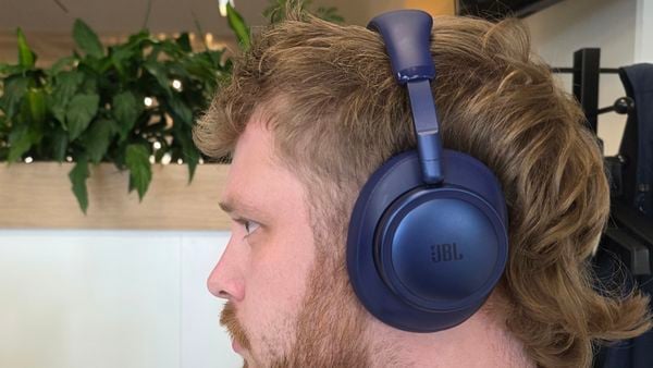 JBL is tegenwoordig in elke prijscategorie thuis. Met de JBL Live 780NC zet het bedrijf zich zelfverzekerd in de midrange-categorie koptelefoons, maar pakt dat ook goed uit?