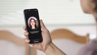 Face ID iphone 16x9