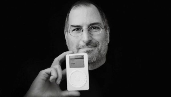 Steve Jobs toont eerste iPod