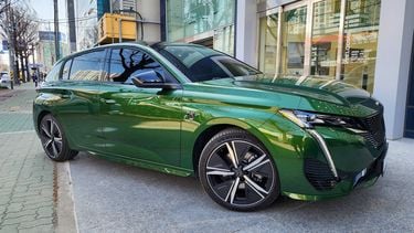 De Europese automakers hebben het zwaar vanwege sterke concurrentie uit China. Toch kiest het Franse Stellantis er juist voor meer ingenieurs aan te nemen.