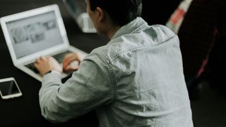 Het is voor het eerst dat studenten tijdens een toelatingsexamen zijn betrapt op het gebruik van ChatGPT. Dat gebeurde onlangs in Vlaanderen.