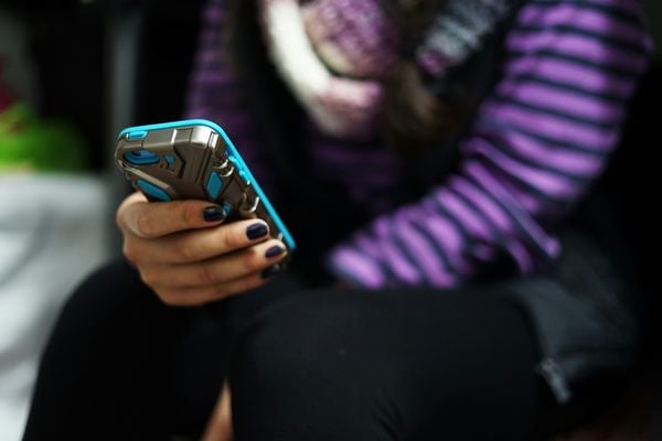 Het verbod op sociale media voor kinderen onder de vijftien jaar in Frankrijk gaat niet door. Een rechter heeft een streep door het plan gezet.