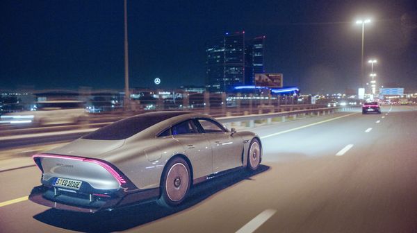 Elektrische auto van Mercedes rijdt 1.300 kilometer op een lading