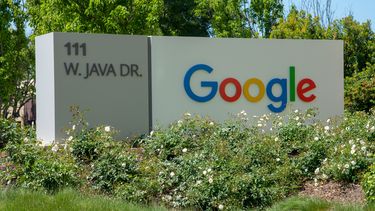 Google gaat met AI korte podcasts maken over nieuws dat gebruikers van de Google-app interessant vinden. De afleveringen duren zo'n vijf minuten.