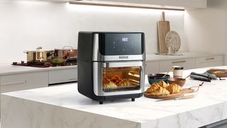 Altijd al een enorme airfryer gewild die ook nog eens een rotisserie-functie heeft? Action doet er nu een weg voor krap 60 euro.