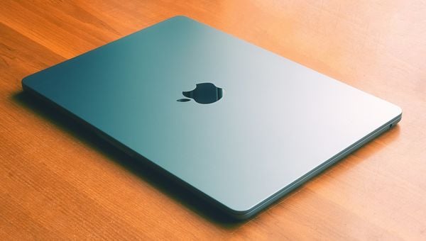 Techbedrijven zoeken naar oplossingen om om te gaan met de momenteel torenhoge prijzen van geheugen. De regering in de VS heeft Apple opgeroepen zich niet tot Chinese producenten te wijden.