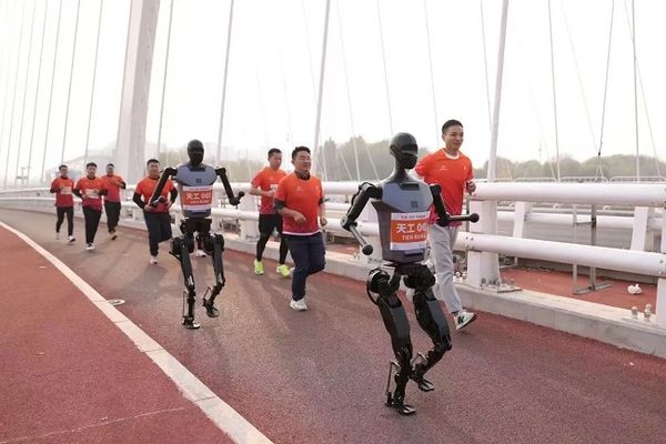 Het mooie aan sport is dat de sterkste mensen het tegen elkaar opnemen om te zien wie de beste is. Daar zit zeer veel training en werk in. Toch kan je er in de toekomst helemaal niets aan hebben, want dan racen we wellicht tegen robots. En dat is niet de verre toekomst, want in april staat er een race op het programma tussen robots en mensen. Om sneller te zijn dan robots, moet je wel naar Peking. De organisatie van dit evenement is in handen van de Beijing Economic Technological Development Area. In deze regio zijn maar liefst 140 robotgerelateerde bedrijven gevestigd. Je zou het de Chinese Silicon Valley van de robots kunnen noemen. De organisatie nodigt techbedrijven en robotclubs uit van over de hele wereld om mee te doen. Deze robots moeten echter wel aan een paar eisen voldoen. Zo moeten het robots met twee voeten zijn en lopen zoals mensen. Daarnaast moeten ze er ook echt uitzien als mensen, oftewel een humanoid zijn. Wielen of vier benen zijn dus verboden. Een robot moet daarnaast tussen de 50 centimeter en 2 meter lang zijn. De maximale extensieafstand van het heupgewricht tot de voetzool mag 45 centimeter zijn. Robots mogen zowel autonoom werken als op afstand worden bestuurd. Teams mogen zelfs batterijen tussendoor verwisselen. Wat betreft de menselijke deelnemers zijn er niet echt specifieke regels. Waarschijnlijk moeten zij er alleen voor zorgen dat ze de robots niet in de weg zitten. De grote vraag is of mensen het kunnen winnen van de robots, al zou het een vrij beangstigend gevoel geven dat je wordt achtervolgd door robots. Mogelijk geeft dat wat extra snelheid. De wedstrijd is een halve marathon, oftewel 21,1 kilometer. Volgens de organisatie zullen 12.000 lopers en minimaal 20 robotteams meedoen.