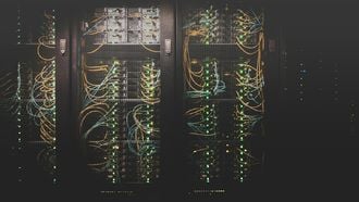 De Europese Commissie trekt de teugels rondom datacenters stevig aan om het gigantische stroom- en waterverbruik inzichtelijk te maken.