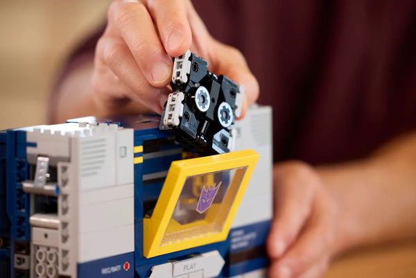 Lego heeft een nieuwe set voor volwassenen aangekondigd van Transformers. Het is de derde set in de lijn van de transformeerbare personages.