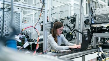 Veel experts vrezen dat de opkomst van kunstmatige intelligentie ons banen gaat kosten. Volgens Amazon-oprichter Jeff Bezos gaat AI juist voor het tegenovergestelde zorgen.