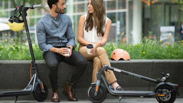 Action stunt met elektrische step en smart-tv-alternatief
