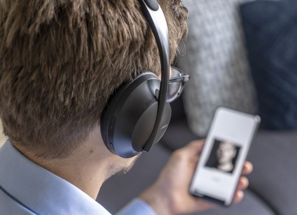 Bose Noise Cancelling Headphones 700 review op hoofd