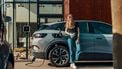 De verkoop van auto's in juli is lager uitgevallen dan een jaar eerder in dezelfde maand. Tegelijkertijd zijn er wel veel meer elektrische auto's verkocht.