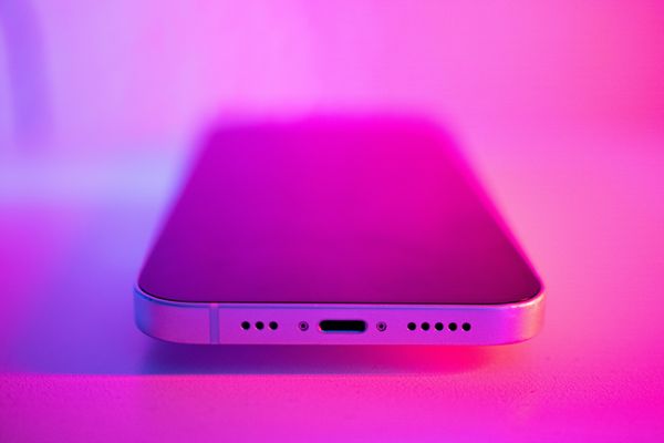 Vanaf 28 december is Apple verplicht om usb c te gebruiken in de EU. Om die reden haalt het techbedrijf twee iPhones uit de verkoop.