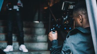 Acteerwerk gemaakt met kunstmatige intelligentie of scripts geschreven door AI komen niet meer in aanmerking voor een Oscar. Dat heeft de organisatie van de belangrijkste filmprijzen bekendgemaakt.