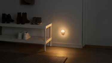 IKEA brengt een nieuwe lamp uit met een motion sensor die aan de muur gekleefd kan worden en maar 3 euro kost. Wat wil je nog meer?