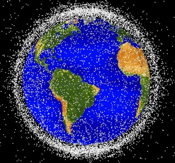 Afval door satellieten op aarde