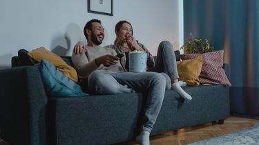 Koude voeten tijdens je serie? Zo kijk je deze herfst écht comfortabel