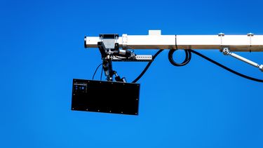 Deze verkeerscamera flitst als je je smartphone gebruikt