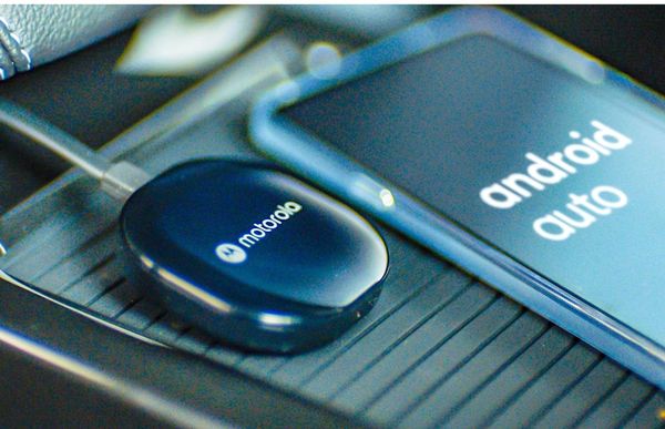 De Motorola MA1 op een dashboard.