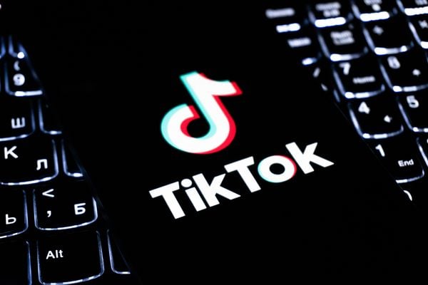 Vanaf maandag wordt het mogelijk om direct vanuit een filmpje op TikTok spullen te kopen. Handig voor ondernemers, maar er is ook kritiek.