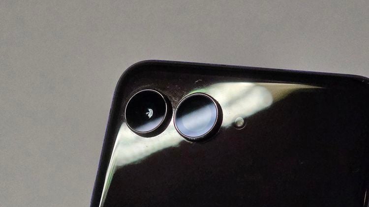 De Motorola Razr 70 Ultra maakt helaas minder groter sprongen dan zijn voorganger, maar blijft wel op hetzelfde prijskaartje. Is dat genoeg om een aankoop te verantwoorden?
