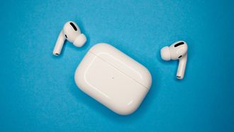 Wie zich had verheugd op de nieuwe AirPods met ingebouwde camera's, zal teleurgesteld zijn. De nieuwe oortjes lijken toch niet in september uit te komen.