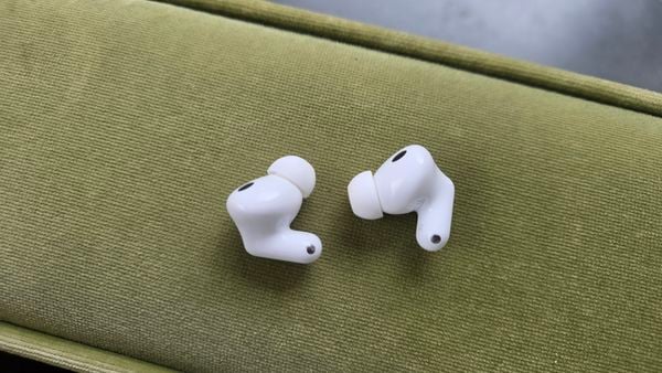 Toen ik de Huawei Freebuds Neo voor het eerst zag, was het lastig om ze niet te vergelijken met AirPods Pro. De oortjes hebben, vooral in de witte variant, namelijk erg veel weg van het design. Alleen lijkt het steeltje nogal afgeknipt te zijn. Dat is knap, maar haal je er ook wat uit?