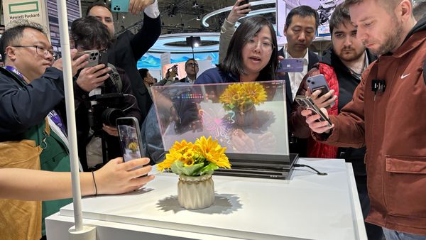 Lenovo maakt sci-fi realiteit met absurde doorzichtige laptop