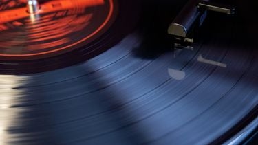 Muzieklabels Sony en Warner Chappell klagen Anthropic aan. Het AI-bedrijf zou zonder toestemming de lyrics en bladmuziek van nummers gedownload hebben om AI-model Claude te trainen.