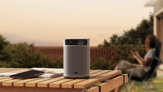 Coolblue heeft een erg geliefde mini-beamer in de aanbieding gedaan. Door zijn compacte formaat is hij perfect voor elke situatie.