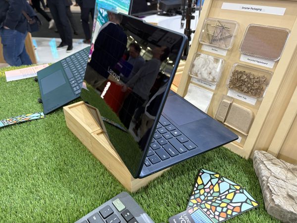 Lenovo showt bizarre laptop die je (bijna) niet hoeft op te laden