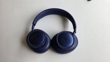 JBL is tegenwoordig in elke prijscategorie thuis. Met de JBL Live 780NC zet het bedrijf zich zelfverzekerd in de midrange-categorie koptelefoons, maar pakt dat ook goed uit?