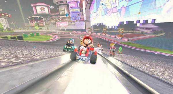 Nintendo heeft tijdens een eerste teaser al flink wat uit de doeken gedaan over de Nintendo Switch 2. Zo weten we onder andere dat hij iets groter wordt en dat de Joycons op een andere manier aan het apparaat zitten. Ook zagen we eerder al een nieuwe Mario Kart voorbijkomen. Toch ging het niet heel specifiek in op de details. Gelukkig hebben we nu wat meer duidelijkheid. Dit is de Nintendo Switch 2 Mario Kart World is de eerste game die Nintendo aankondigt. Hiermee kun je straks in een hele Mario-wereld karten op je Nintendo Switch. Op basis van het weer kunnen de omstandigheden veranderen. Sterker nog, het is een open-wereld racer. Je kan over waar je wil met z'n 24'en racen. Er zijn ook nog knock-out races. Hierbij zijn meerdere checkpoints Als je niet op tijd komt, lig je uit de wedstrijd. Daarnaast is het ook mogelijk om rustig rond te rijden en de wereld verkennen. Dat kan ook samen met vrienden op je Nintendo Switch 2. De game komt tegelijkertijd uit met de release van de Switch 2.