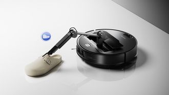 Robotstofzuigers maken bij steeds meer mensen deel uit van het huishouden. Een nieuw model van Roborock is uitgerust met een robotarm, om spullen voor je op te ruimen.