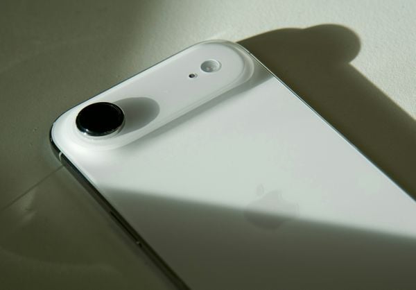 Het lijkt erop dat de iPhone Air 2 een tweede camera krijgt. Het huidige model beschikt slechts over één camera op de achterkant.