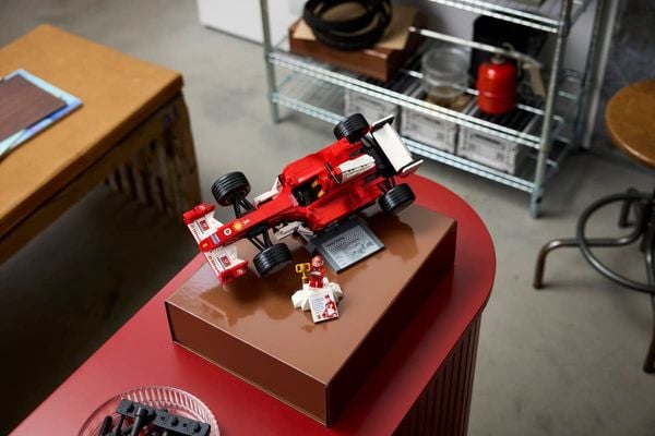 Lego heeft twee nieuwe sets uit de doeken gedaan die geweldig zijn voor F1-fans. Vooral omdat ze perfect in je woonkamer passen.