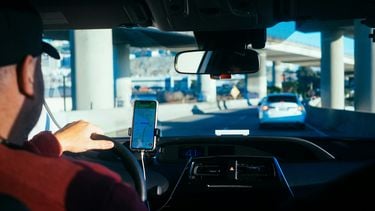 Uber-chauffeurs uit Nederland en het Verenigd Koninkrijk slepen Uber voor de rechter omdat het bedrijf met een AI-systeem bepaalt hoeveel chauffeurs betaald krijgen.
