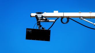 Deze verkeerscamera flitst als je je smartphone gebruikt