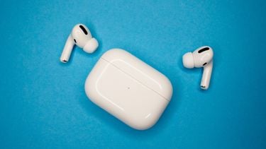 Wie zich had verheugd op de nieuwe AirPods met ingebouwde camera's, zal teleurgesteld zijn. De nieuwe oortjes lijken toch niet in september uit te komen.