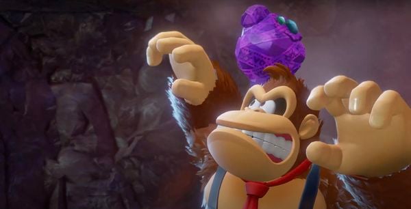 Nintendo heeft tijdens een eerste teaser al flink wat uit de doeken gedaan over de Nintendo Switch 2. Zo weten we onder andere dat hij iets groter wordt en dat de Joy-Cons op een andere manier aan het apparaat zitten. Ook zagen we eerder al een nieuwe Mario Kart voorbijkomen. Toch ging het niet heel specifiek in op de details. Gelukkig hebben we nu wat meer duidelijkheid. Dit is de Nintendo Switch 2 De Nintendo Switch 2 heeft een 7,9-inch scherm. Hij blijft even dik als de vorige versie. Nintendo kiest voor een 1080p-scherm voor zijn nieuwe model. Dit ondersteunt een 120Hz-verversingssnelheid. In tegenstelling tot de vorige versie heeft de nieuwe Nintendo Switch 2 een OLED-scherm. De Joy-Cons zitten nu magnetisch vast aan het apparaat. Ook zijn verschillende knoppen wat groter, zoals de joysticks. Daarnaast kunnen beide Joy-Cons ook als muis worden gebruikt. Dat kan gameplay veranderen. De ingebouwde speakers zijn beter, waardoor geluid nog duidelijker wordt. Ook wordt 3D-geluid ondersteund. De microfoons hebben noise-cancelling. Op de Nintendo Switch 2 zit een nieuwe standaard. Zo kun je de console nog beter neerzetten. Op het apparaat zelf zitten twee USB-C-poorten. Zo kun je meer accessoires gebruiken en in tabletop-modus opladen. Aan de binnenkant zit 256 GB schijfruimte. Dit is acht keer zoveel als de originele Nintendo Switch. Als je de Nintendo Switch 2 aansluit op je televisie, kun je daarop in 4K gamen dankzij upscaletechnologie. De fan aan de binnenkant houdt het apparaat koel. Ook kun je op het apparaat games van de originele Nintendo Switch spelen. De Nintendo Switch 2 is vanaf 5 juni beschikbaar. Je kunt zowel kiezen voor alleen de console als een pakket met de digitale versie van Mario Kart World. Nintendo Switch Online Op Nintendo Switch Online kun je met de Switch 2 ook GameCube-games spelen. Denk aan The Legend of Zelda, SoulCalibur II en F-Zero GX. Meer titels zoals Luigi's Mansion en Pokémon komen later beschikbaar. Daarnaast kun je ook een speciale GameCube-controller aanschaffen. Deze komt tegelijkertijd uit met de Nintendo Switch 2. Nintendo Switch 2-versies van oude games Er komen van verschillende games ook speciale versies uit voor de Nintendo Switch 2. Hierin zitten nieuwe functies zoals muisbesturing, stemherkenning, een betere trilfunctie en games die de speciale camera gebruiken. Een van de games die een nieuwe versie krijgt is Mario Party Jamboree. Hierin kun je minigames spelen met de speciale camera. Ook zijn er minigames die de muisfunctie gebruiken van de Nintendo Switch 2. Deze game komt op 24 juli uit. Heb je de originele versie? Dan hoef je alleen een upgrade-pack te kopen. Ook The Legend of Zelda: Tears of the Kingdom krijgt een nieuwe Nintendo Switch 2-editie. Via de speciale Nintendo Switch 2-app kun je bijvoorbeeld je journal zien op je smartphone terwijl je gamet. Ook Kirby en de Vergeten Wereld, Metroid Prime 4: Beyond en Pokémon Legends ZA krijgen een speciale Nintendo Switch 2-editie. Deze zijn zowel digitaal als fysiek te koop. GameChat Op de Nintendo Switch 2 is straks GameChat aanwezig. Hiermee kun je live met je vrienden en familie praten tijdens het gamen. Er zit een microfoon in de console ingebouwd die je zelfs in een luidruchtige omgeving laat horen. Om dat te doen kun je de speciale C-knop gebruiken die nieuw is op de Nintendo Switch 2. Sterker nog, je kunt jezelf ook filmen met de speciale camera, die je dan ook live in beeld brengt. Deze komt gelijktijdig met de lancering van de console uit. Hiervoor heb je wel het Nintendo Switch Online-abonnement nodig. Ook doet Nintendo GameShare uit de doeken. Hiermee kun je makkelijk een game delen met een ander apparaat. Mario Kart World