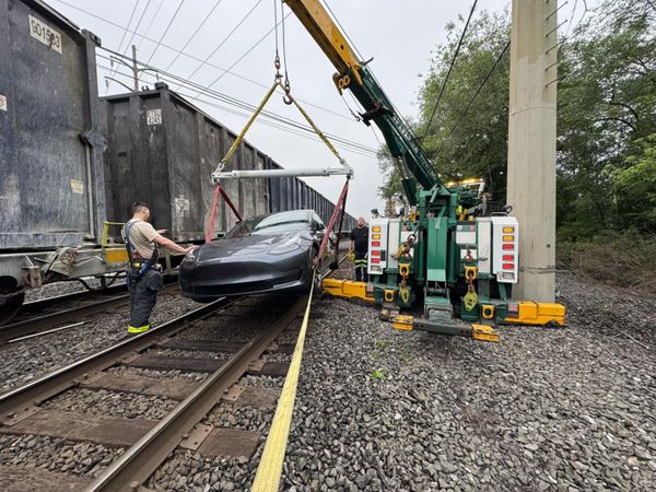 Zelfrijdende Tesla komt onder trein terecht