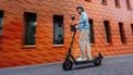 Steeds meer Nederlanders hebben een e-step met een kenteken in bezit waarmee ze de openbare weg op mogen. De populariteit lijkt erg toegenomen sinds Segway met een betaalbaar model kwam.