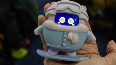 Er komt een nieuw virtueel huisdiertje dat erg doet denken aan een Tamagotchi. Echter groeit de Sweekar fysiek uit tot een volwassen robotje.