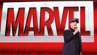 Kevin Feige, het hoofd van Marvel Studios, houdt een uitgebreide persconferentie over de aankomende Marvel-producties.