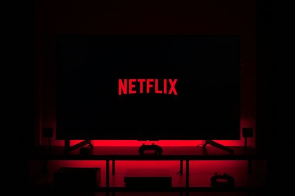 Wie veel Netflix kijkt, weet dat de video's die je op het platform kunt kijken altijd horizontaal worden afgespeeld. Daar lijkt verandering in te gaan komen.