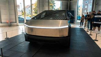 Hoewel de Cybertruck van Tesla officieel nog niet in Nederland is toegelaten op de openbare weg, is het influencer Kosso toch gelukt.