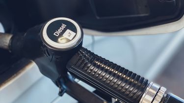 Mogelijk heb je je tijdens het tanken weleens verveeld. Bij sommige tankstations in Nederland hoeft dat voorlopig niet meer.