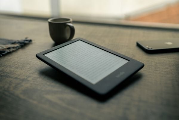 Kindle heeft de prijzen voor verschillende e-readers een flink stuk hoger gemaakt. Bij het goedkoopste model gaat het om een stijging in prijs van ruim 40 procent.
