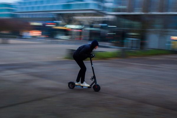 Steeds meer Nederlanders hebben een e-step met een kenteken in bezit waarmee ze de openbare weg op mogen. De populariteit lijkt erg toegenomen sinds Segway met een betaalbaar model kwam.